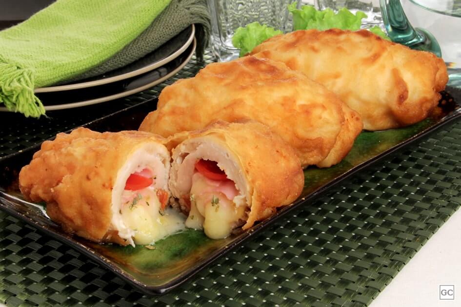 Rolê de Frango Empanado e Recheado com Presunto e Queijo