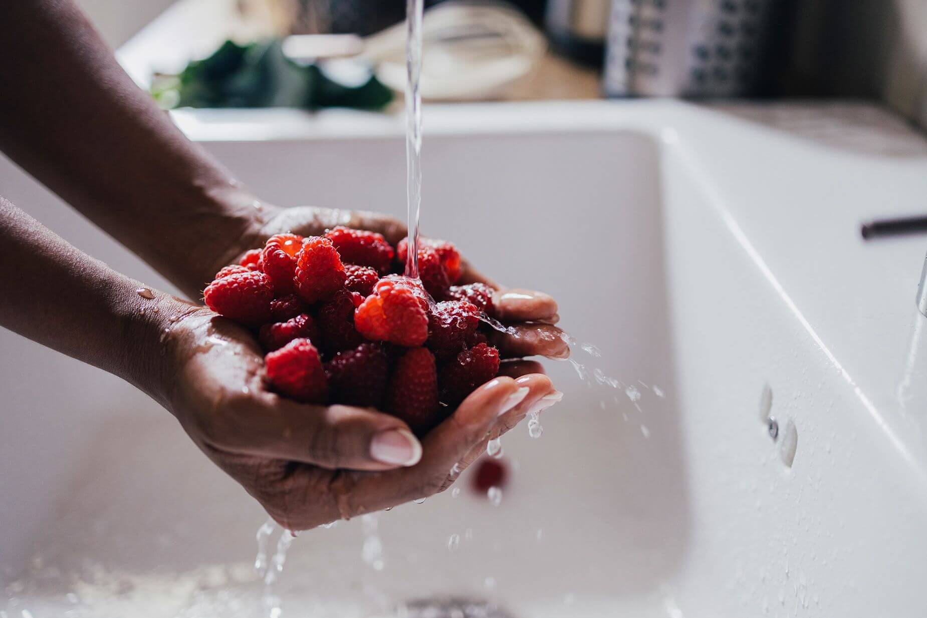 Importância de lavar frutas e vegetais na gravidez Frutas e vegetais mal lavados